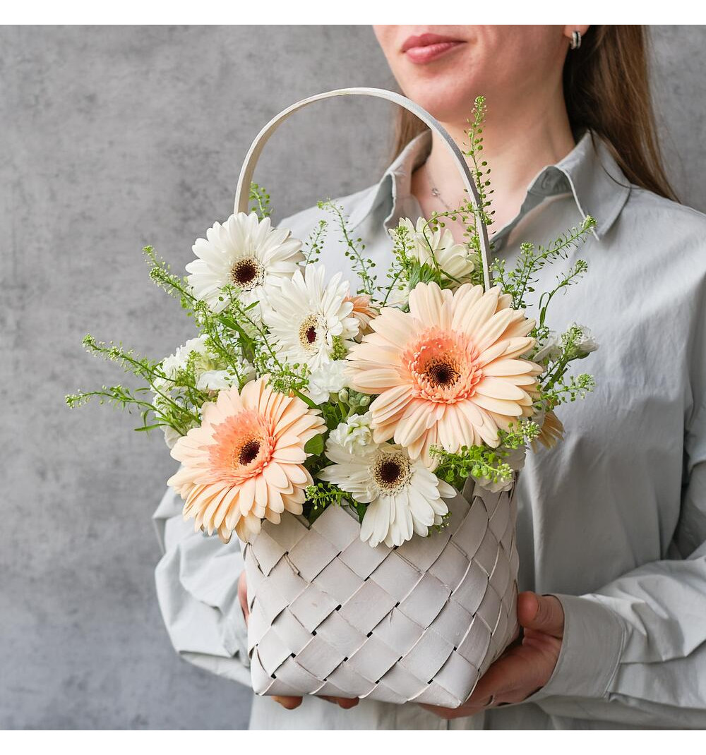 Нежная корзинка с ромашками - герберами