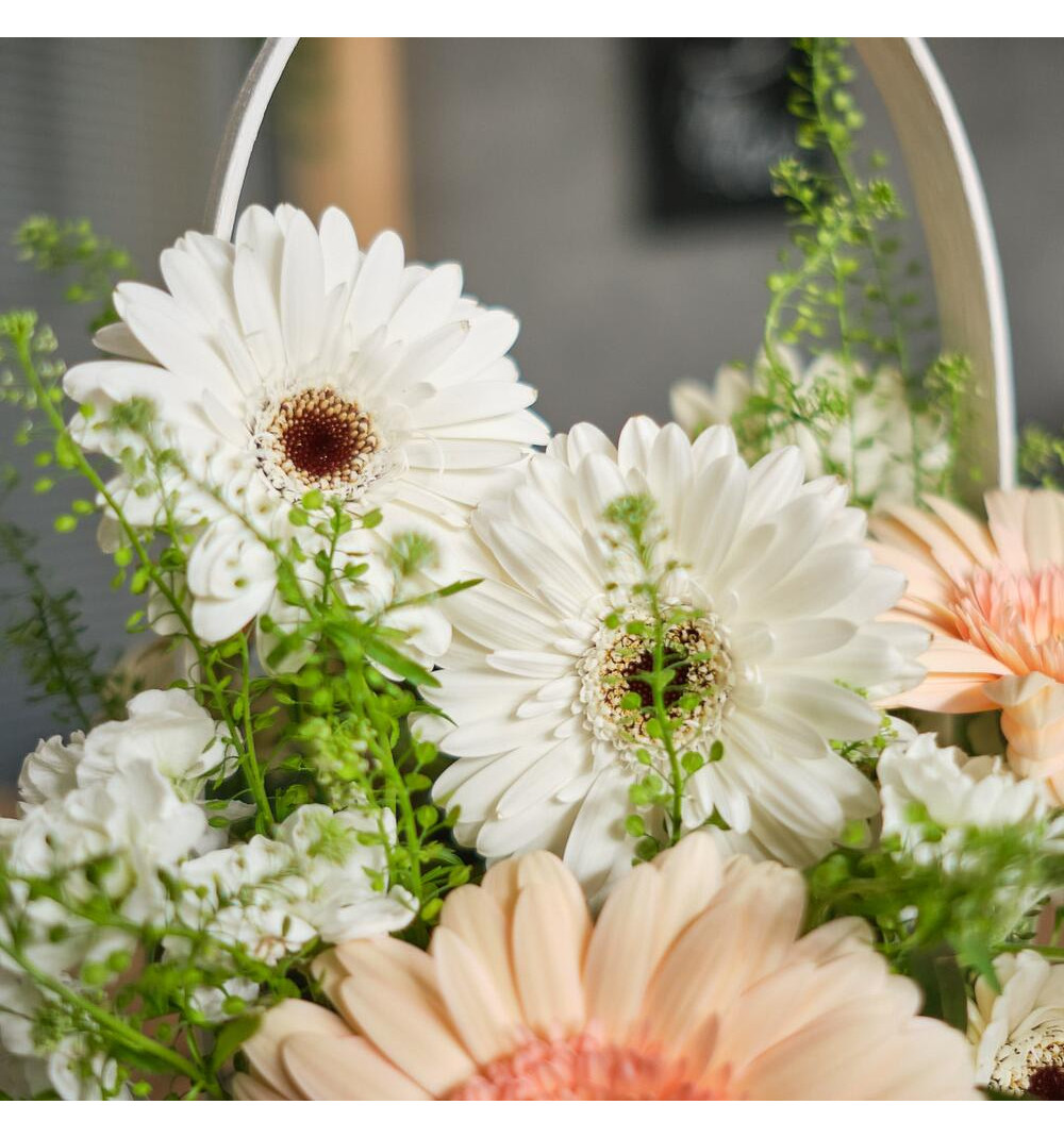 Нежная корзинка с ромашками - герберами