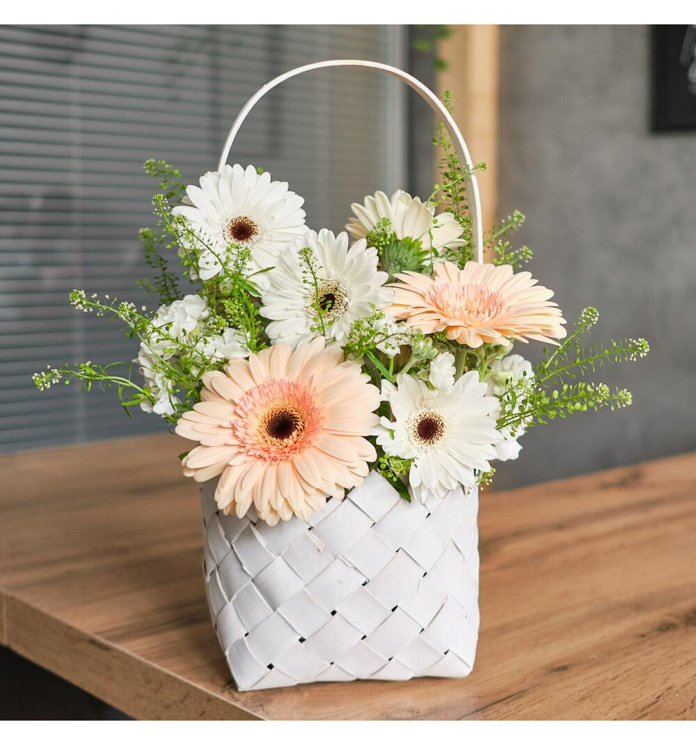 Нежная корзинка с ромашками - герберами